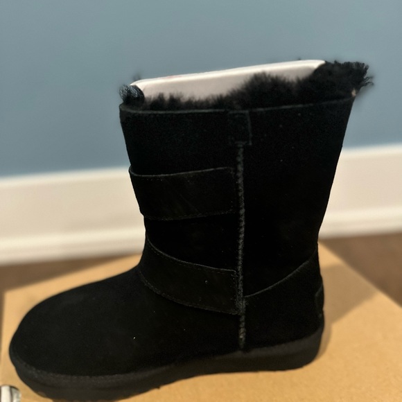 UGG® Bailey Graphic Logo Strap Boot - Picture 3 of 3